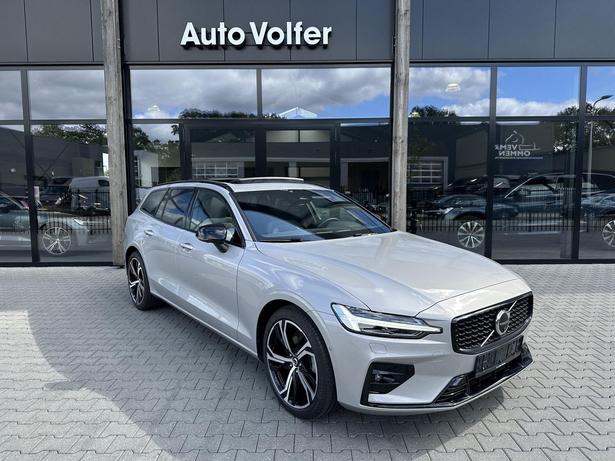 Volvo V60 2.0 B4 Plus Dark Silver Dawn|pano|360|ACC, Auto's, Gebruikt, Euro 6, 4 cilinders, 1969 cc