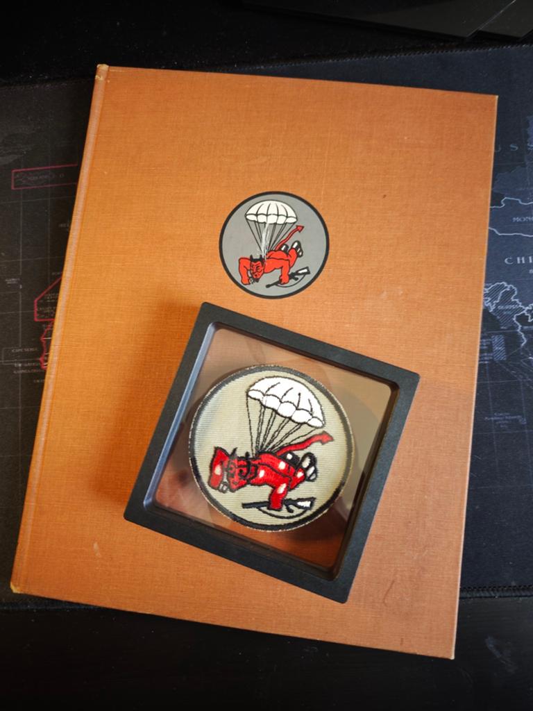 WWII 508th PIR patch en 1st edition History Book, Verzamelen, Militaria | Tweede Wereldoorlog, Ophalen of Verzenden, Amerika, Boek of Tijdschrift