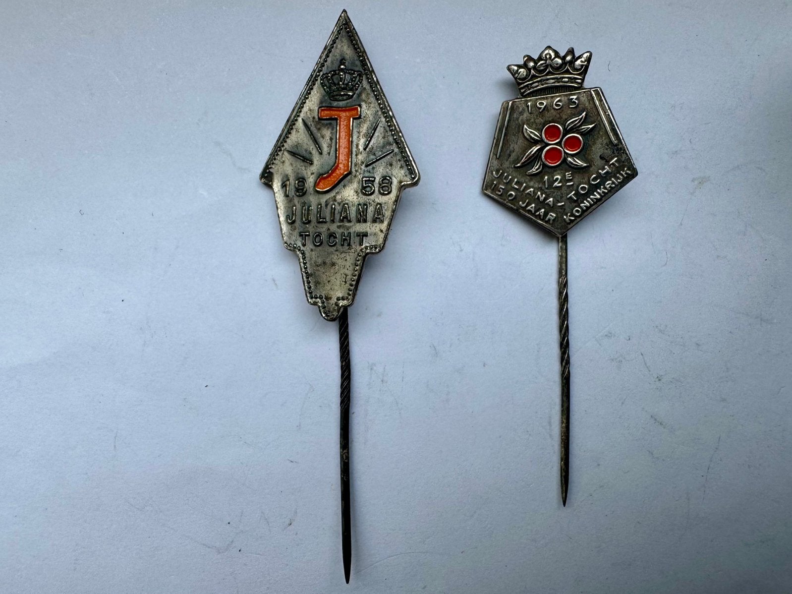 2 Metalen spelden Juliana wandel tocht 1958 + 1963 PSVH, Ophalen of Verzenden, Zo goed als nieuw, Overige onderwerpen, Speldje of Pin