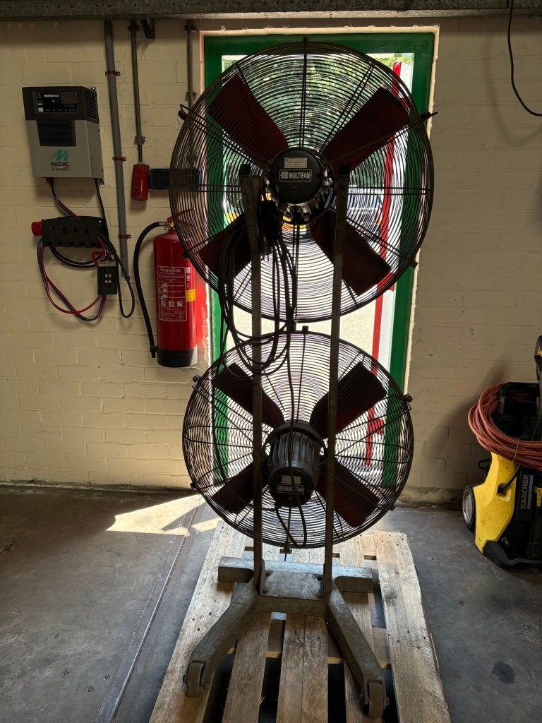 Twee professionele ventilator op verrijdbare robuuste frame, Ophalen, Gebruikt