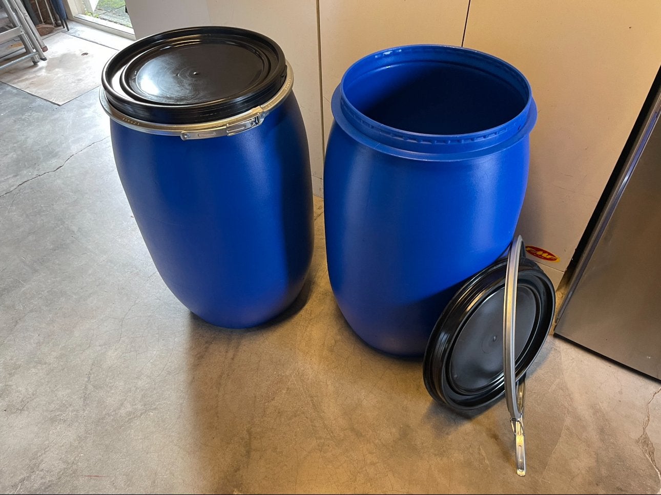 Kunststof voerton 100 a 120 liter blauw los deksel., 75 tot 150 liter, Ophalen, Zo goed als nieuw