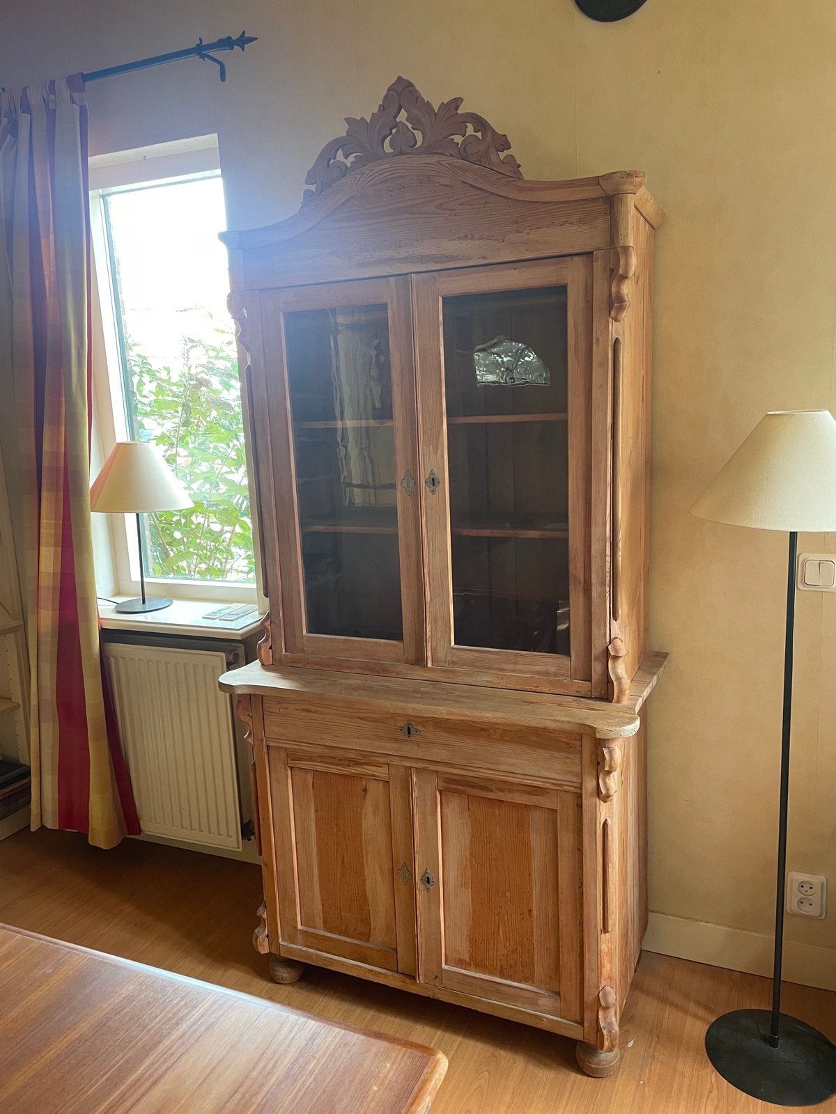 Antieke geloogde kast met vitrine en onderkast, Antiek en Kunst, Ophalen