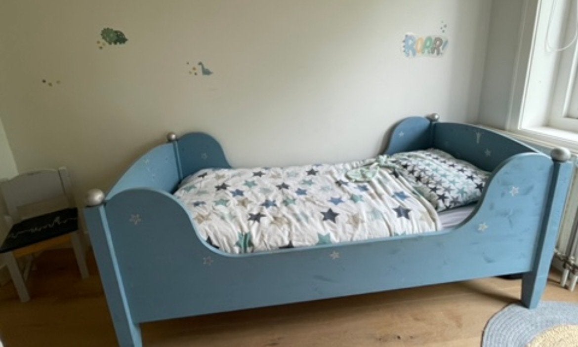 Blauw kinderbed met sterren, inclusief lattenbodem, Ophalen, 70 tot 85 cm, Zo goed als nieuw, Lattenbodem