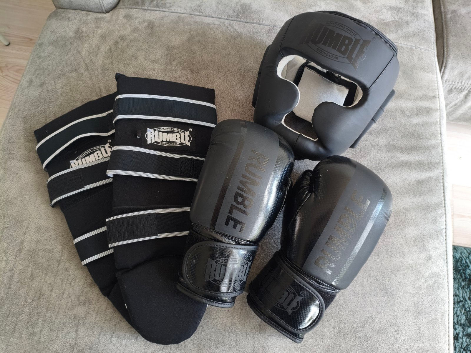 Zo goed als nieuw: Rumble Kickboks / Thaiboks set junior 12-, Sport en Fitness, Ophalen of Verzenden, Zo goed als nieuw, Bokshandschoenen