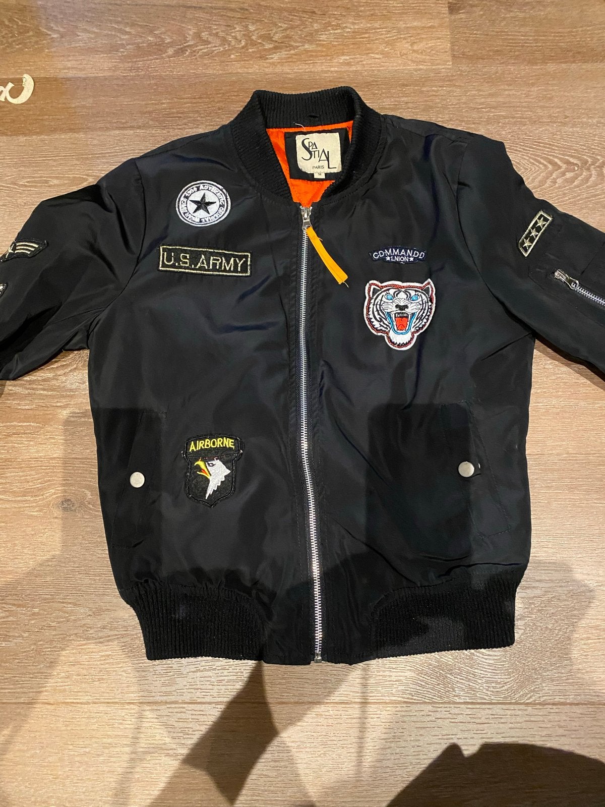 Zwart bomberjack met patches - Spatial Paris, Kleding | Dames, Verzenden, Zo goed als nieuw, Maat 36 (S), Zwart