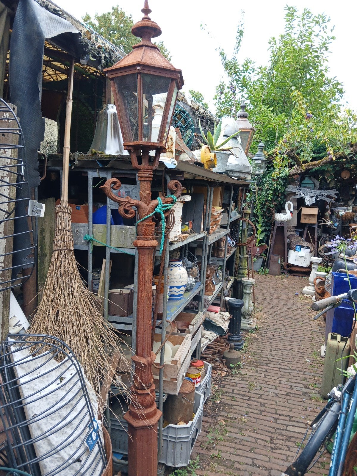 Gietijzeren lantaarnpaal met kap Antiek model en meer..