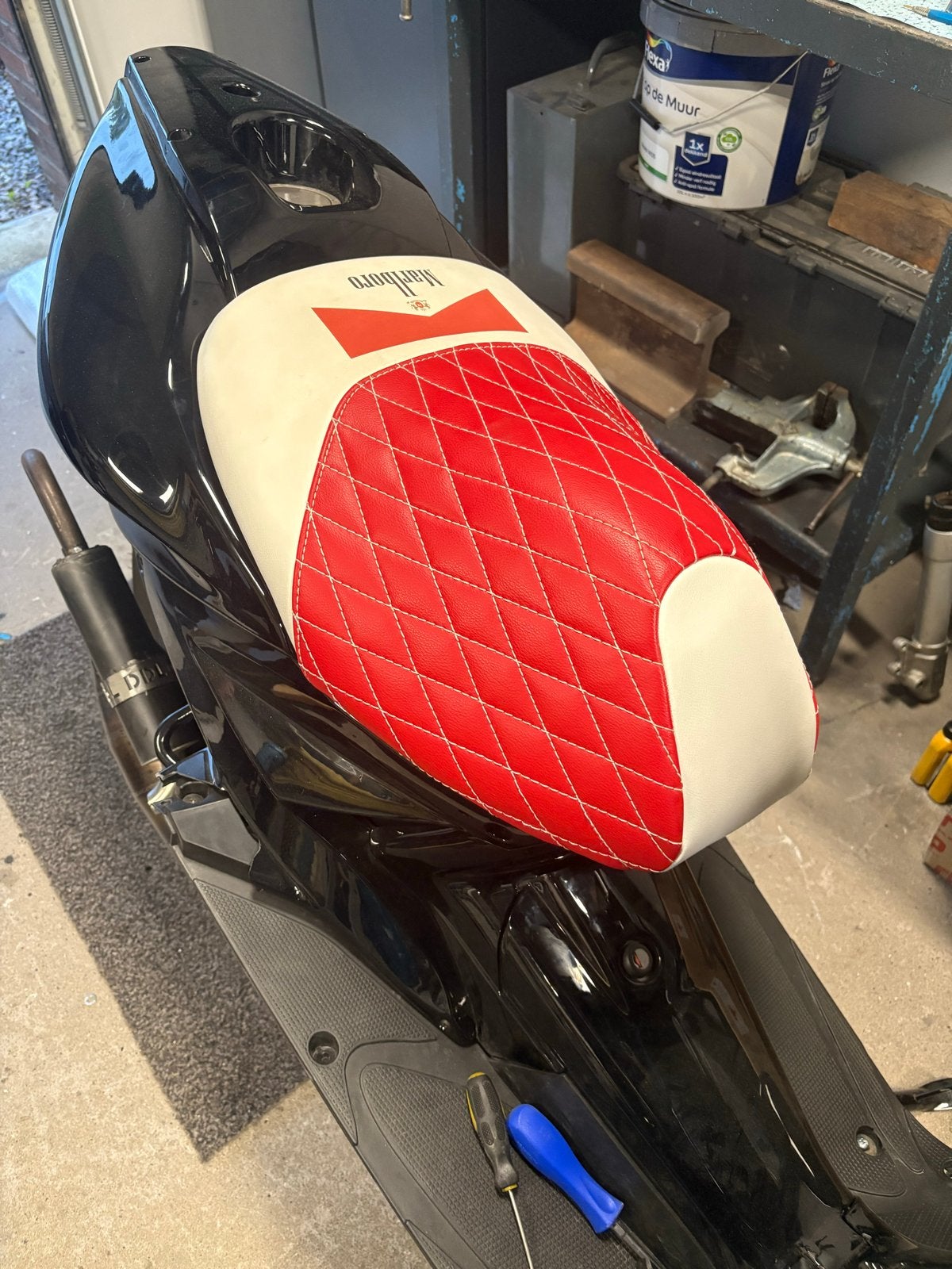 Custom Yamaha Aerox Zadel - Rood/Wit Marlboro Stijl, Ophalen of Verzenden, Gebruikt