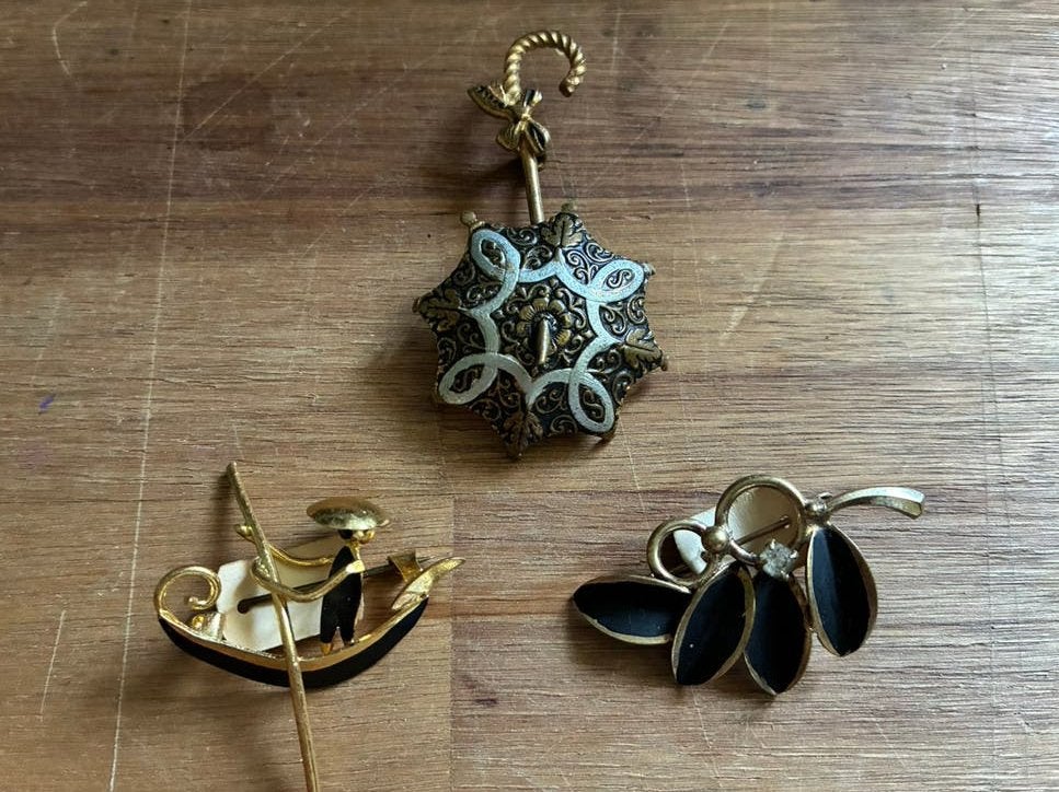 Lot van drie vintage broches oa. damascene parapluutje, Overige materialen, Gebruikt, Overige kleuren, Minder dan 4 cm