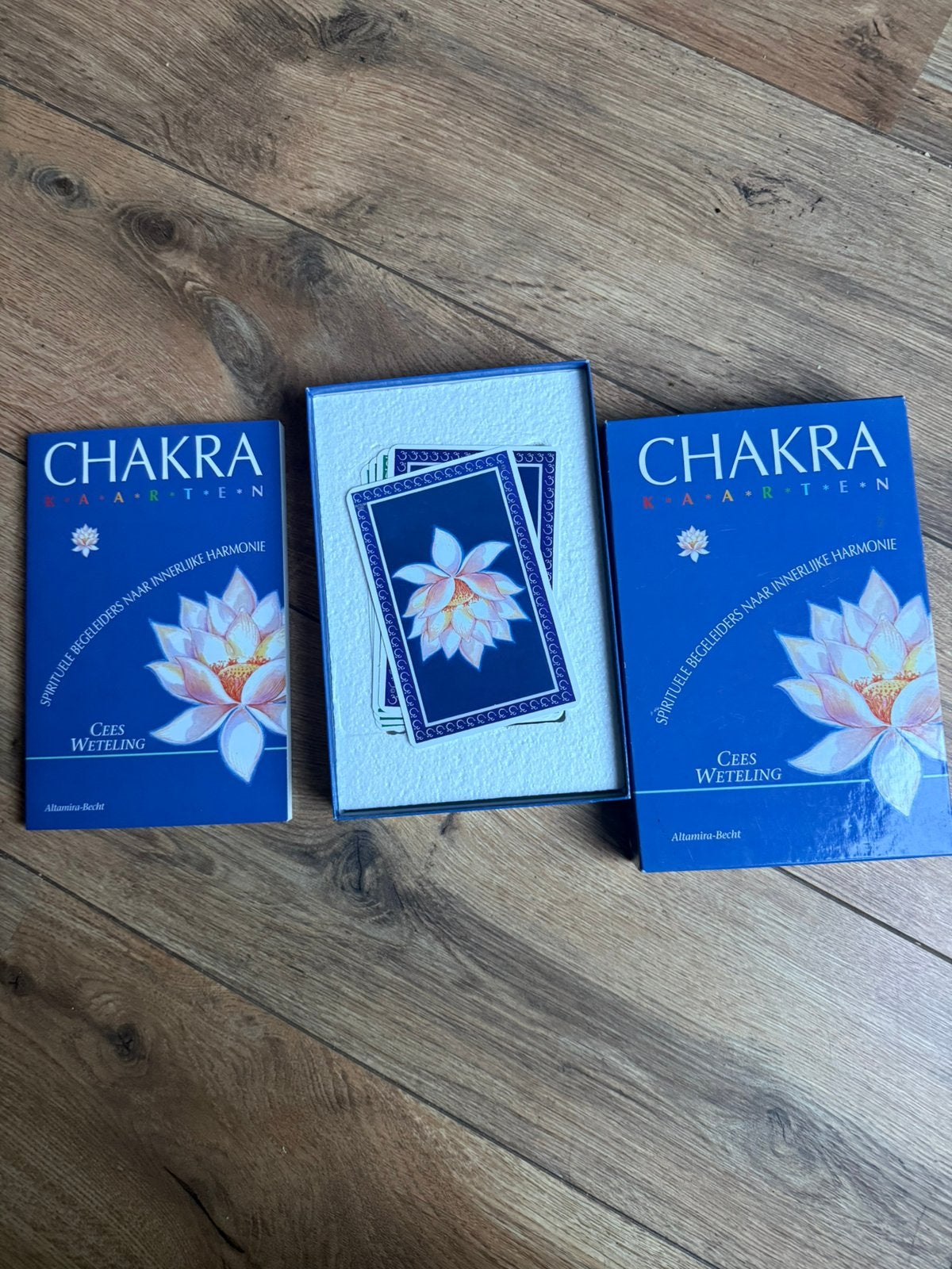 Chakra Kaarten - Cees Weteling doos met boekje en 50 kaarten, Boeken, Ophalen of Verzenden, Zo goed als nieuw, Spiritualiteit algemeen