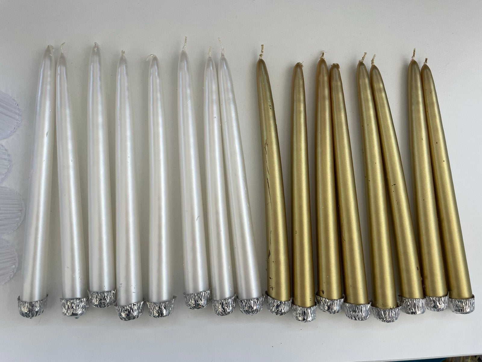 Set van 9 Witte (parelmoer) en 9 Gouden Kaarsen met Houders, Overige materialen, Overige kleuren, Ophalen of Verzenden, Zo goed als nieuw