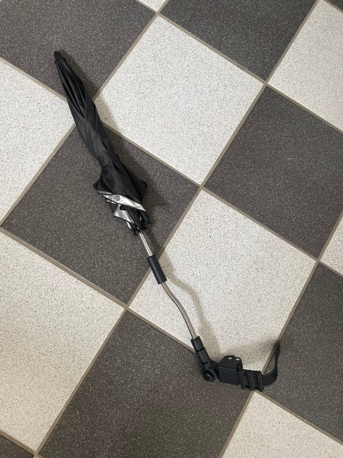 Paraplu met bevestiging voor kinderwagen/fiets, Ophalen, Zo goed als nieuw, Zwart