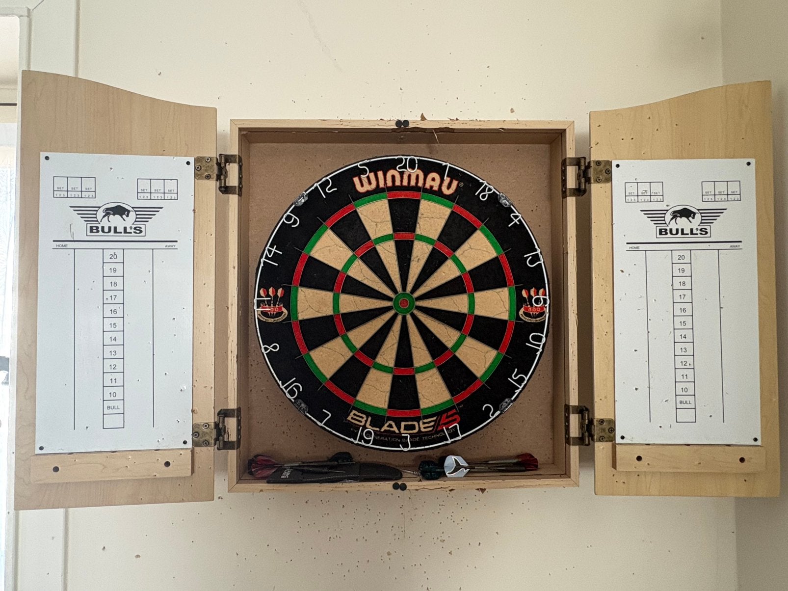 Winmau Blade 5 dartbord met houten kast + dartpijlen, Sport en Fitness, Darts, Ophalen, Zo goed als nieuw, Dartbord
