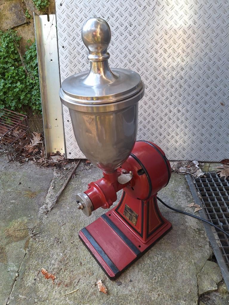 Antieke koffiemolen, rood met zilverkleurige trechter, Ophalen
