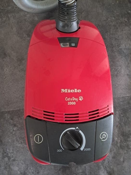 Miele stofzuiger 2000 watt, Ophalen, Zo goed als nieuw, 2000 watt of meer