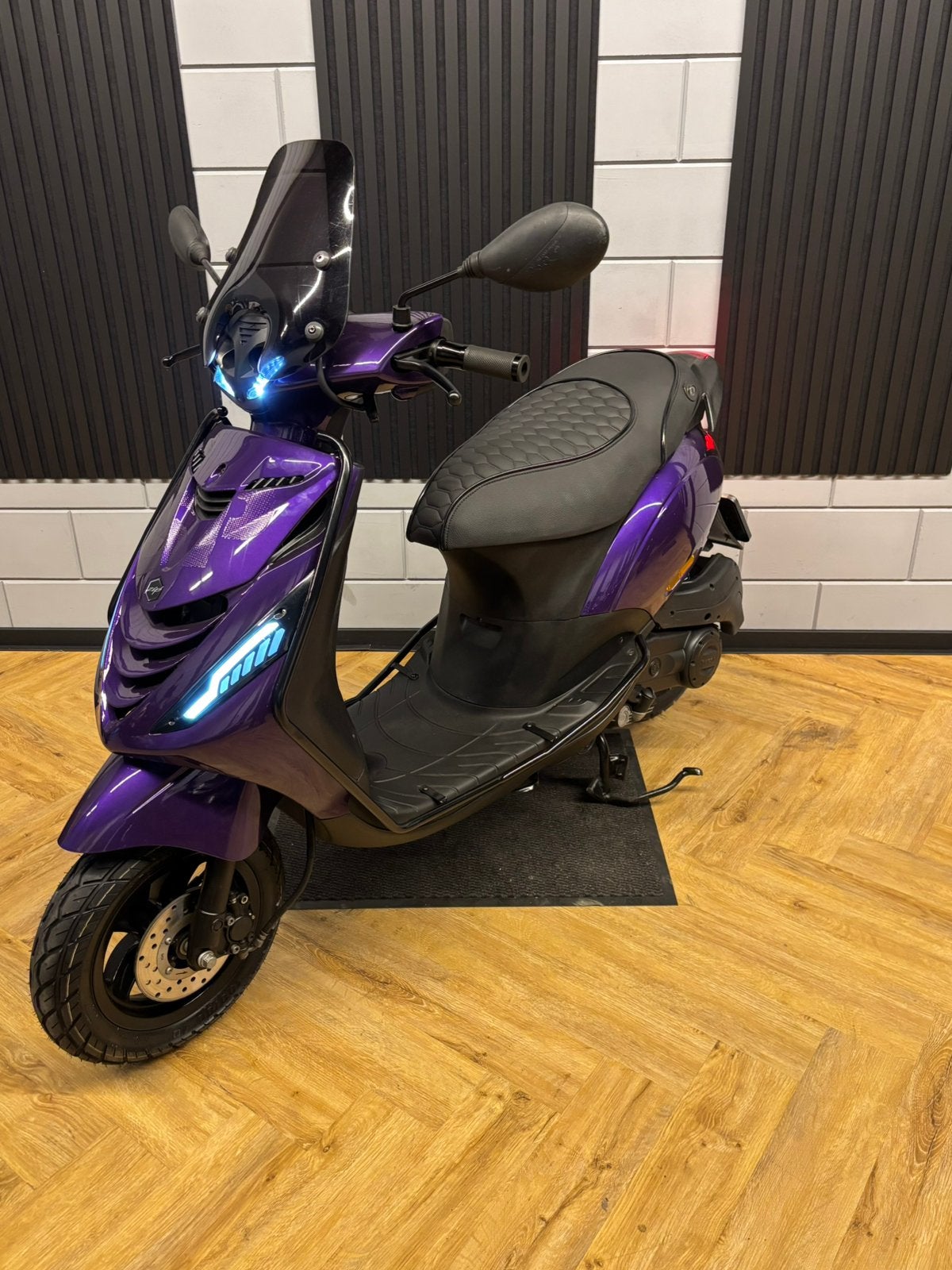 PIAGGIO ZIP 4T 3V BROM 2022 FULL OPTION CANDY PAARS, Maximaal 45 km/u, Zip, Ophalen of Verzenden, Zo goed als nieuw