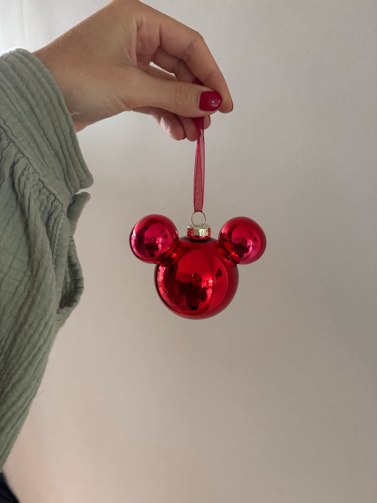 Disneyland kerstbal met oortjes rood glans, Ophalen of Verzenden, Nieuw