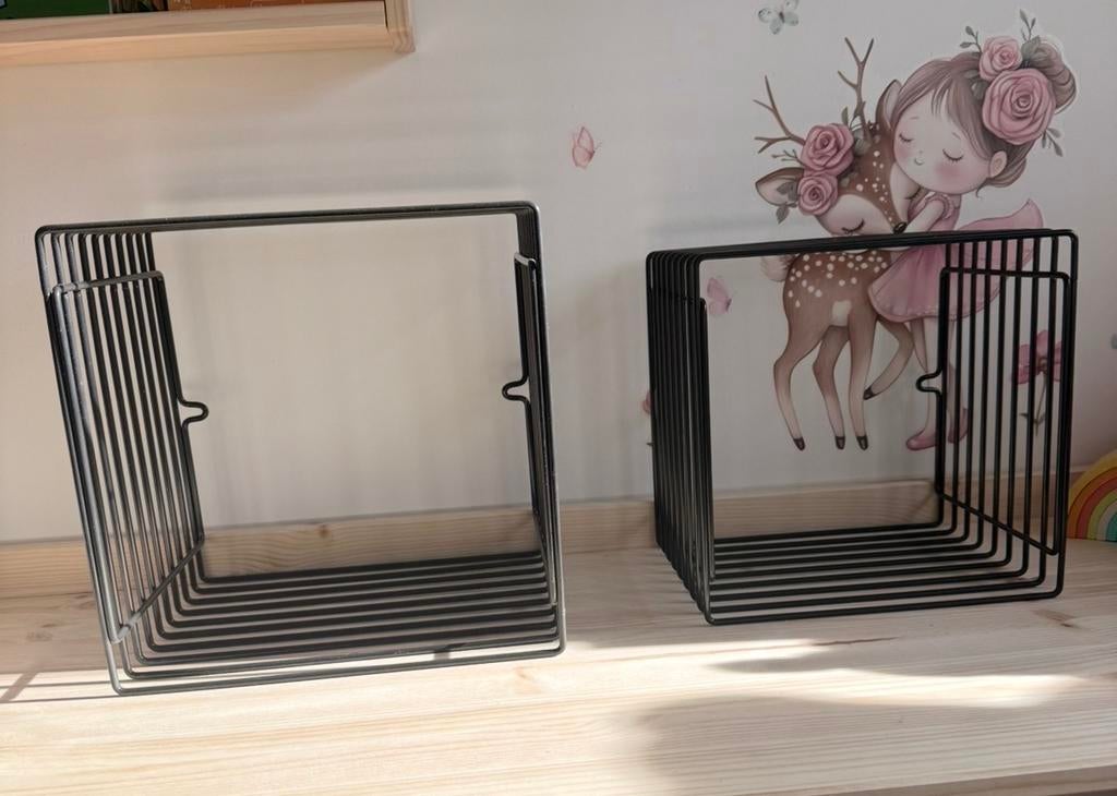 Twee wandkubussen, zwart metaal, Huis en Inrichting, Woonaccessoires | Wandplanken en Boekenplanken, Ophalen, Zo goed als nieuw