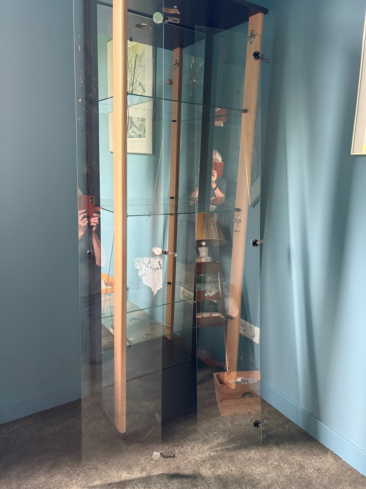 Glazen vitrinekast met houten accenten., Ophalen, Gebruikt, 50 tot 100 cm, Glas