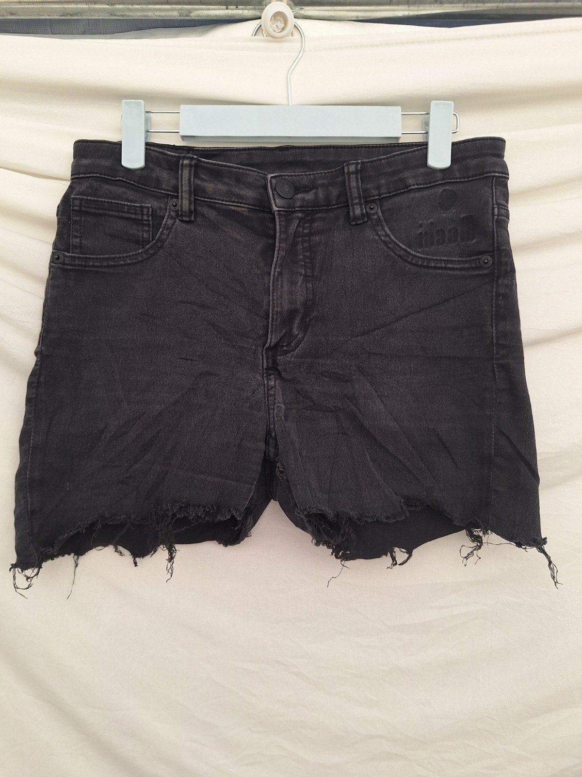 Monki korte jeans draagmaat S, Ophalen of Verzenden, Gedragen, Zwart, W28 - W29 (confectie 36)