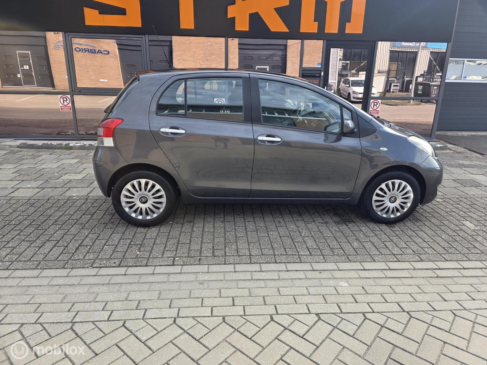 Toyota Yaris 1.3 VVTi Aspiration Automaat, Auto's, Euro 5, 750 kg, 4 cilinders, Automatische klimaatregeling
