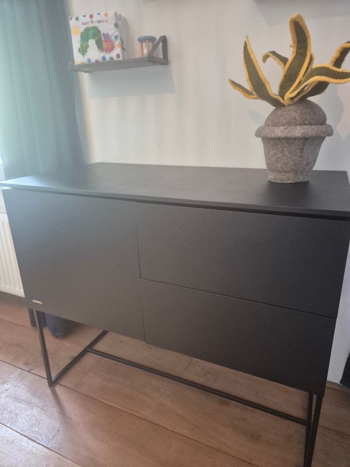 KIDSMILL Commode mat zwart met 2 lades en 1 deur, Kinderen en Baby's, Ophalen, 50 tot 70 cm, 100 cm of meer, Zo goed als nieuw