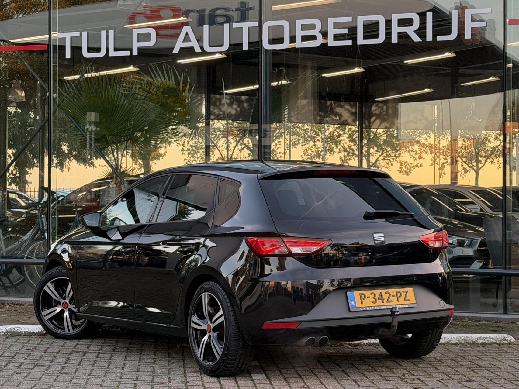 Seat Leon 1.4 TSI FR Business 2013 Airco Clima Navi PDC, Auto's, Voorwielaandrijving, Euro 5, Gebruikt, Zwart