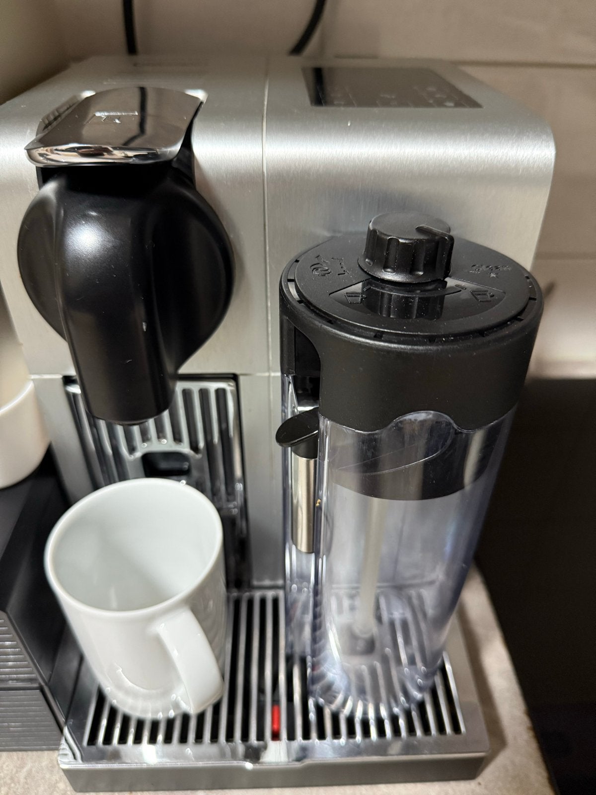 Nespresso De'Longhi Lattissima Touch Koffiemachine, Ophalen, Koffiemachine, Zo goed als nieuw, 2 tot 4 kopjes