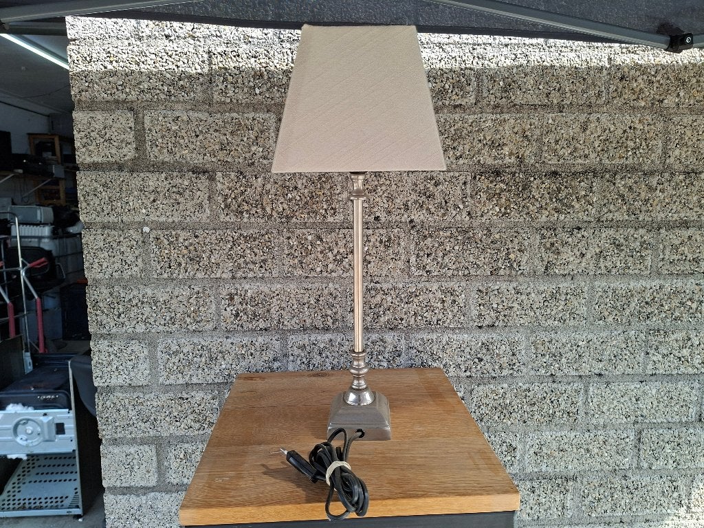 mooie design tafel chroom vierkanten voet wit ecru kap, Ophalen of Verzenden, Zo goed als nieuw