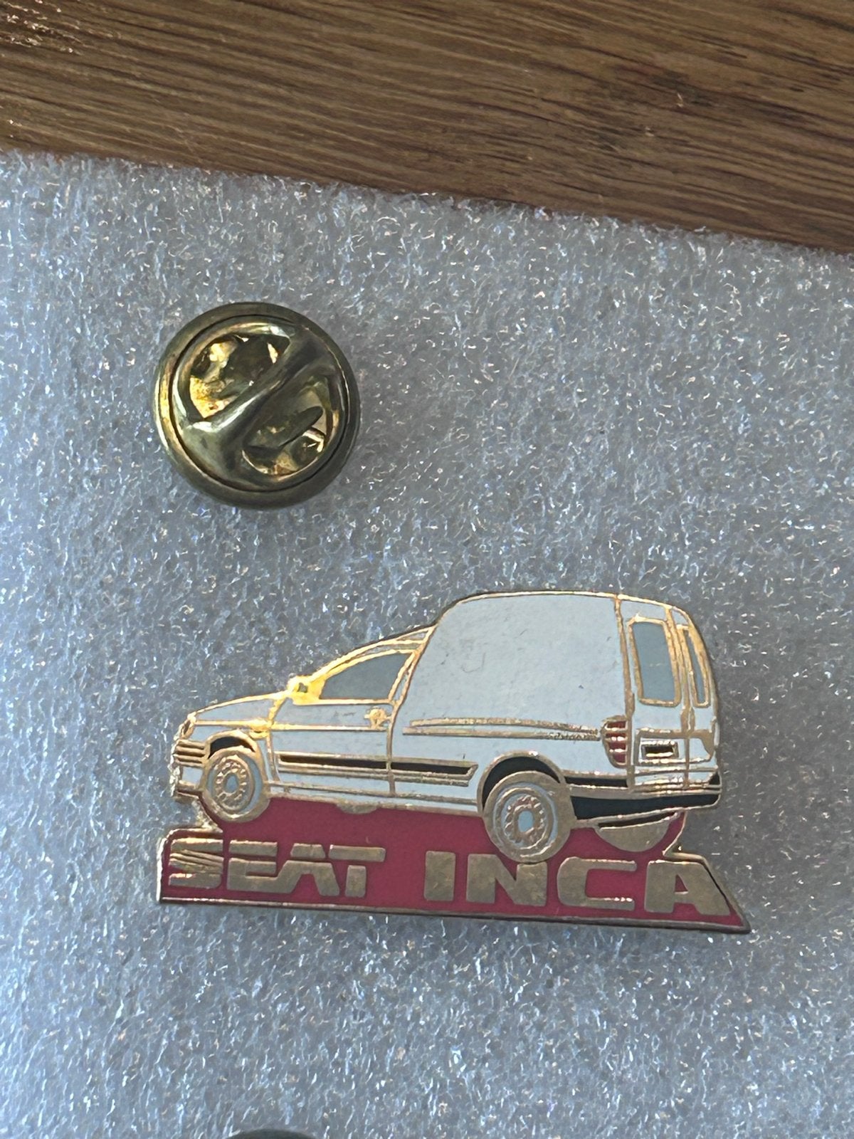Vintage SEAT Inca Auto Pin Badge - Nieuwstaat, Ophalen of Verzenden, Nieuw, Transport, Speldje of Pin