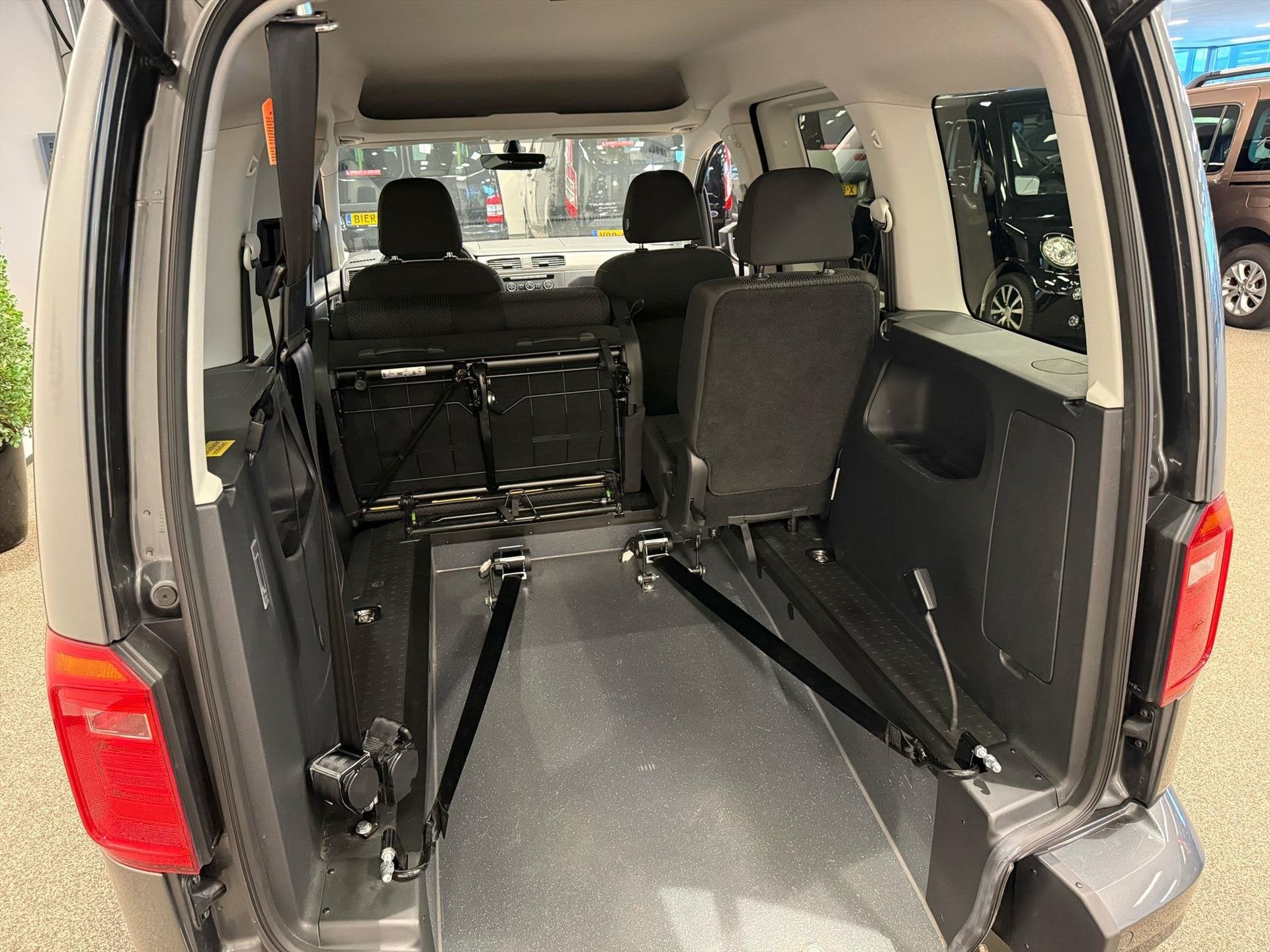 Volkswagen Caddy L1 Rolstoelauto 3+1 of 5+0, 12 maanden, Stof, Gebruikt, Handgeschakeld