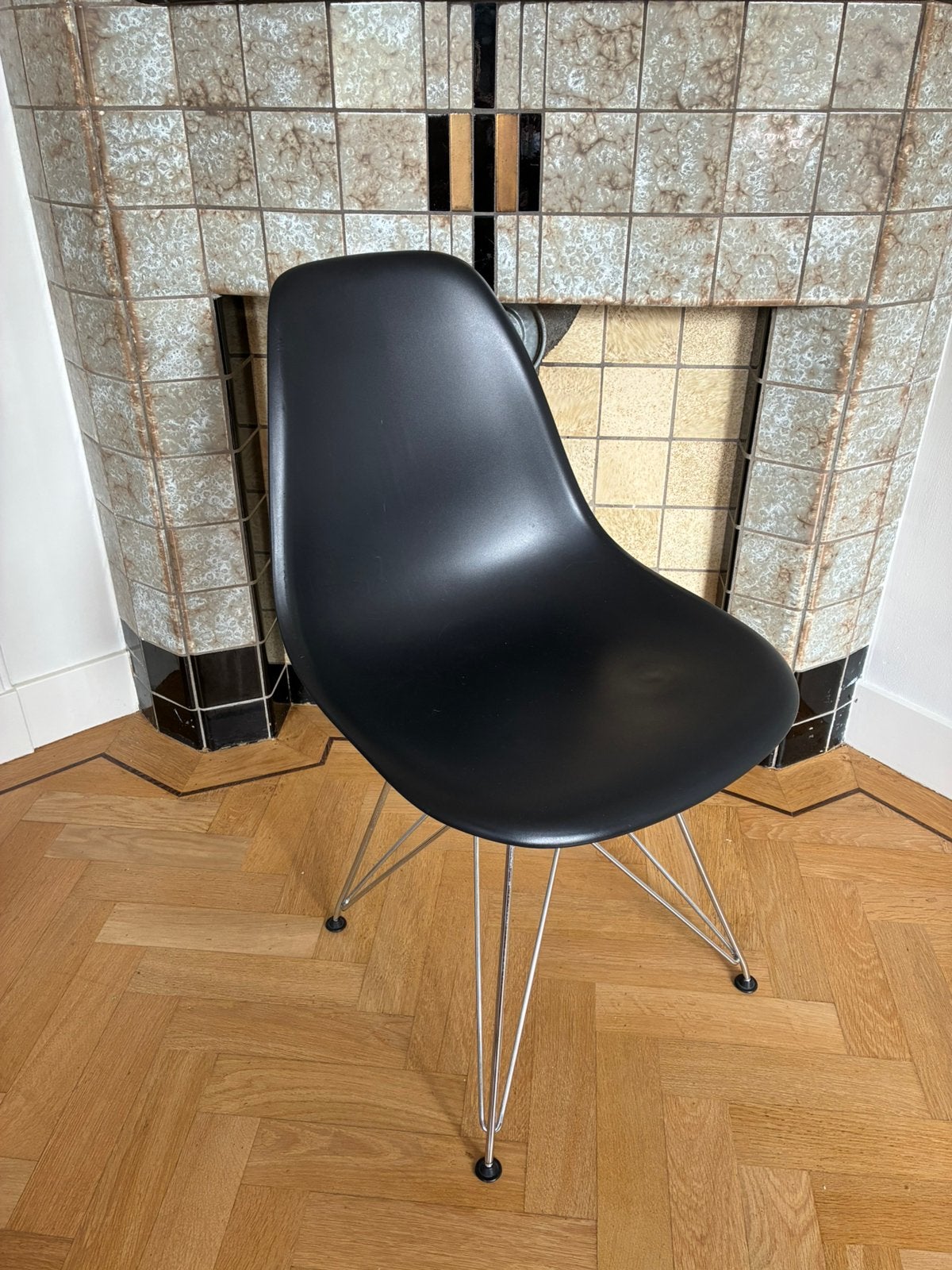 Zwarte Vitra Eames DSR stoel, Huis en Inrichting, Ophalen, Gebruikt, Zwart, Eén