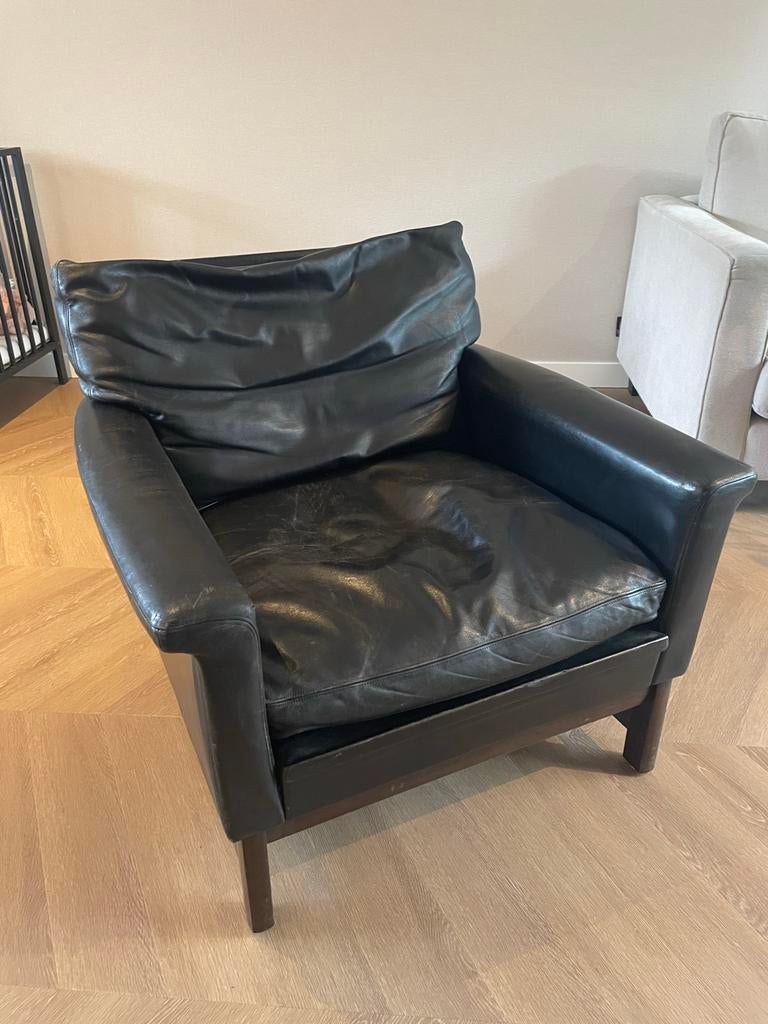 Vintage zwarte lederen fauteuil met houten onderstel, Ophalen, Gebruikt, Leer, 75 tot 100 cm