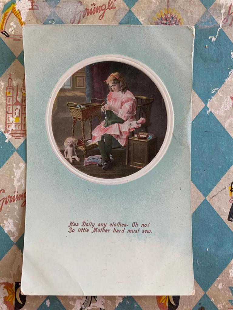 Meisje breit poppenkleertjes, Ophalen of Verzenden, Voor 1920, Ongelopen, Kinderen