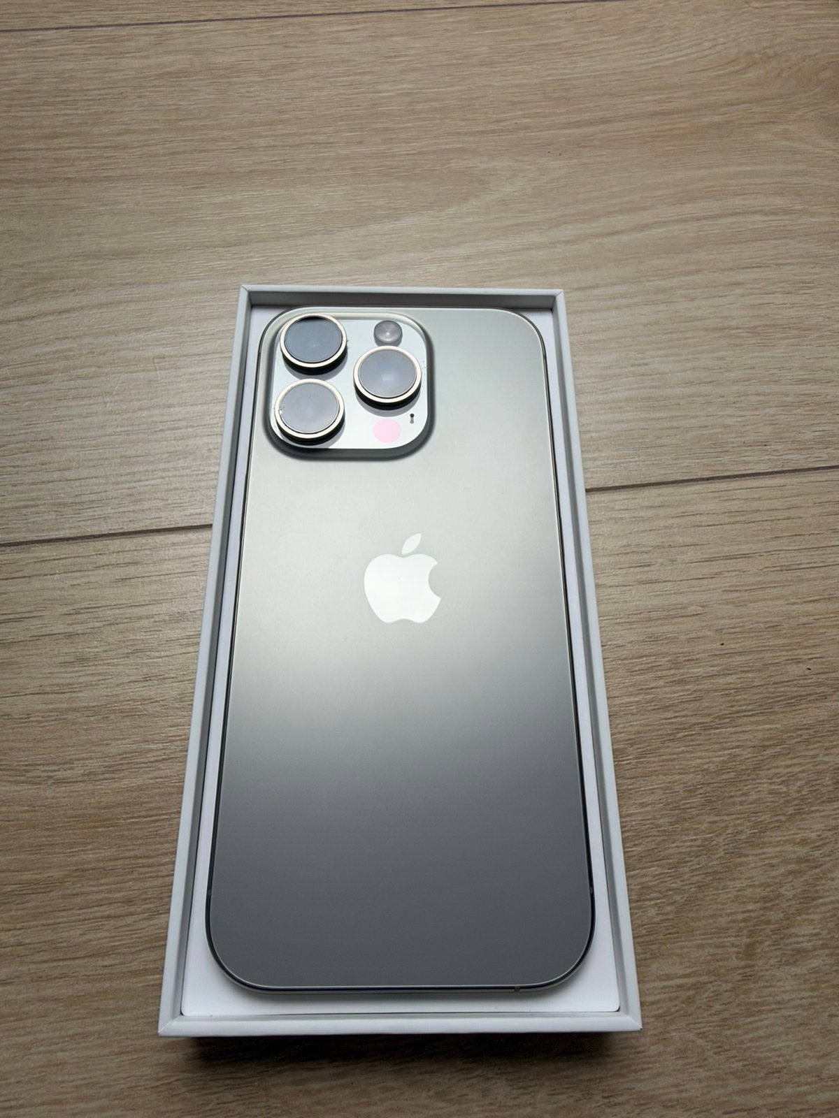 Apple iPhone 16 Pro – 256 GB – Titanium