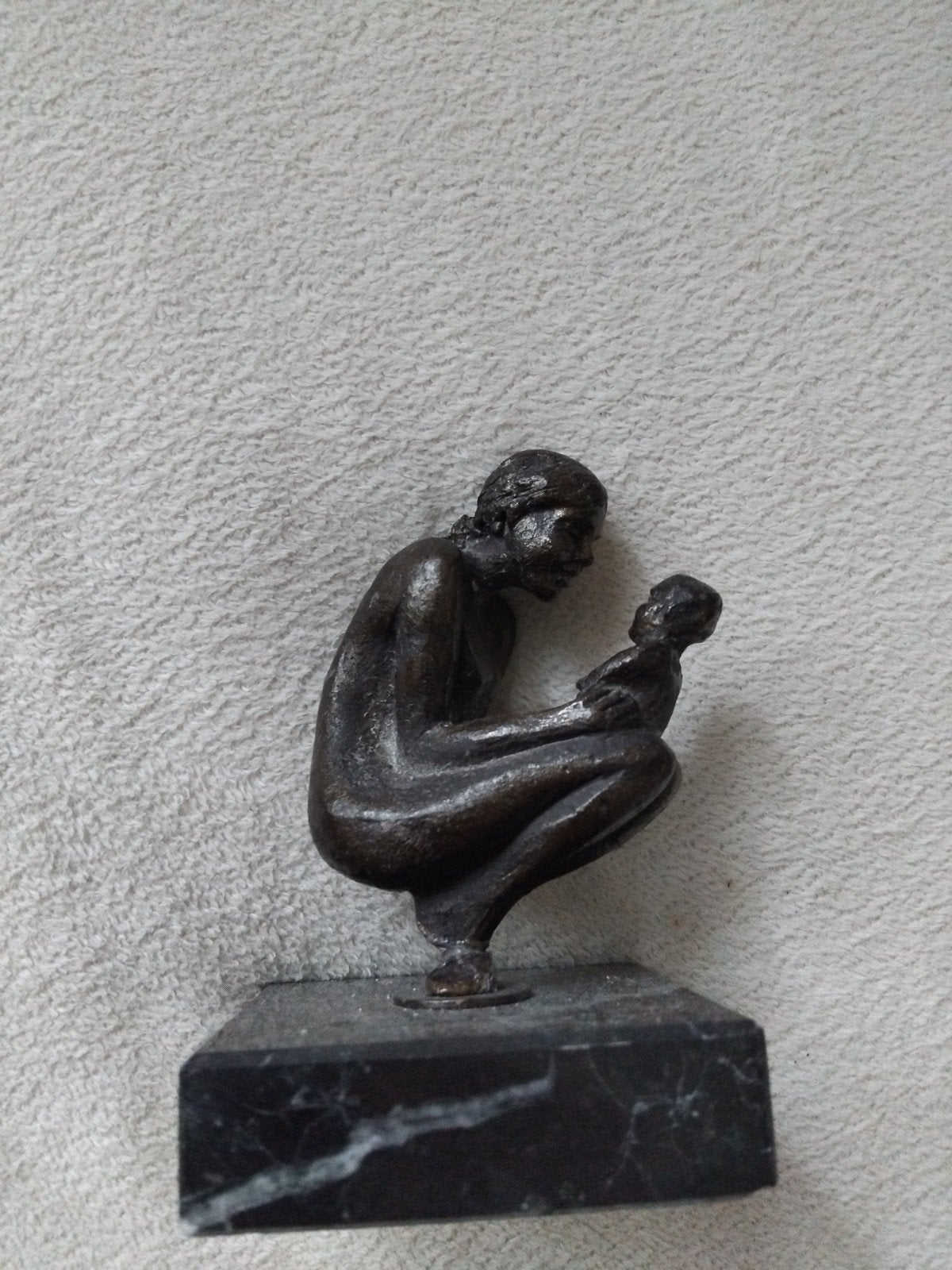 Bronzen beeldje: Moeder en kind op marmeren sokkel, Ophalen of Verzenden