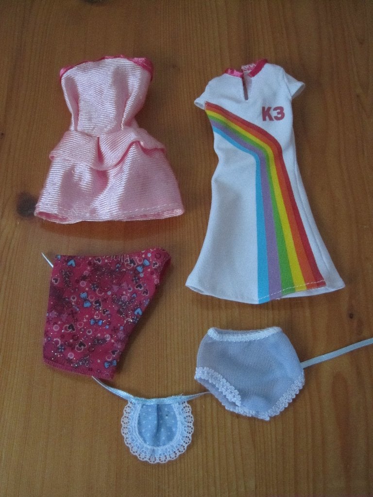 Leuke set Barbie kleertjes inclusief K3 jurkje, Verzamelen, Ophalen of Verzenden, Zo goed als nieuw, Kleertjes