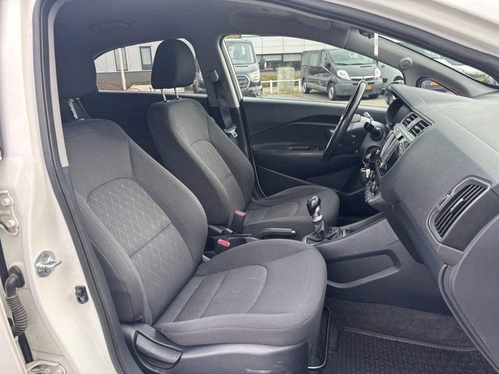 Kia Rio 1.4 CVVT ExecutiveLine Camera Bluetooth Navi Pdc, Gebruikt, Euro 6, 4 cilinders, 1396 cc
