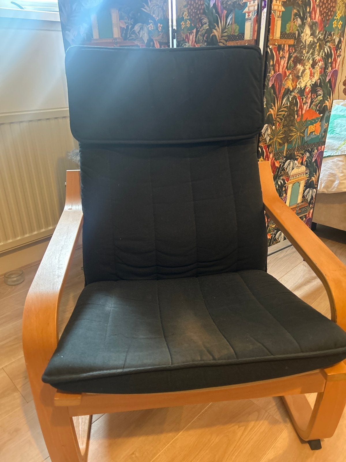 Comfortabele IKEA Schommelstoel met Zwarte Kussens, Ophalen, Gebruikt, 75 tot 100 cm, 50 tot 75 cm