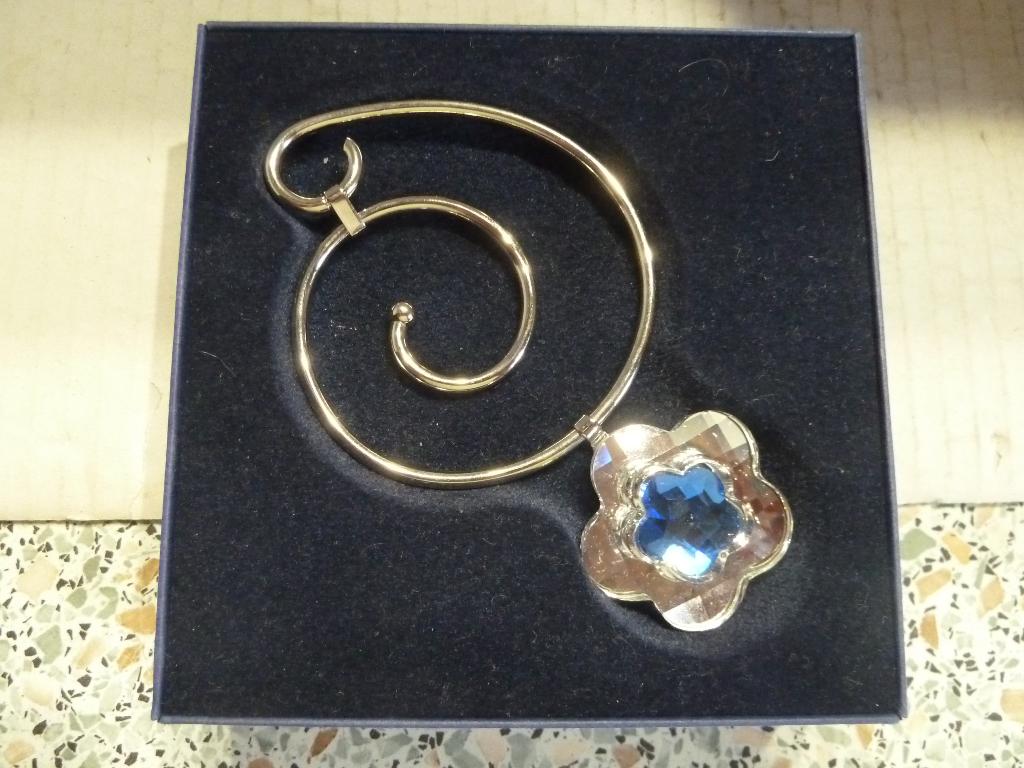 Swarovski verzilverde Christal flower charm peridot hanger, Ophalen of Verzenden, Zo goed als nieuw, Sieraad of Horloge