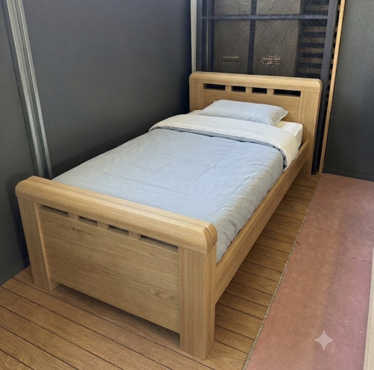 2x Stevig Houten bed (90x200) + nachtkastjes van Vroomshoop, Ophalen, Gebruikt, 90 cm, Tweepersoons