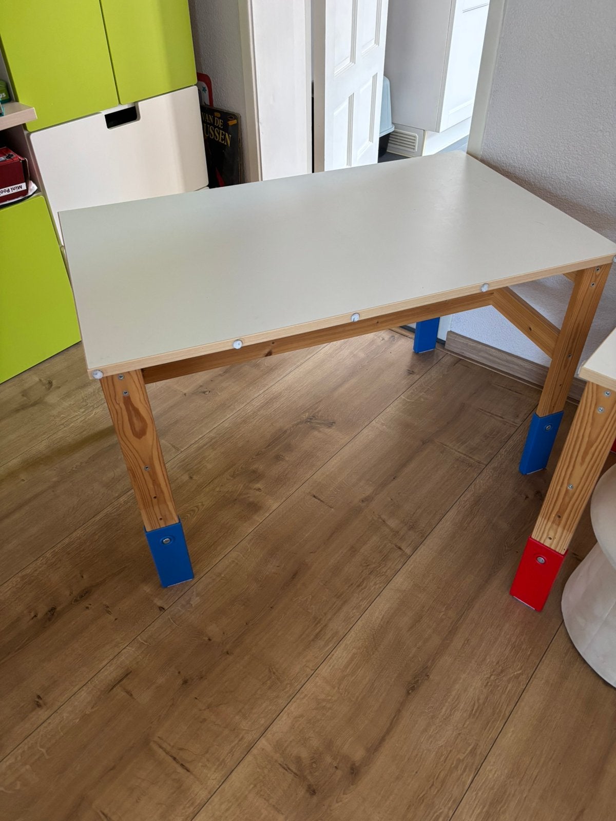 Twee ikea kindertafeltjes in hoogte verstelbaar, Kinderen en Baby's, Kinderkamer | Tafels en Stoelen, Ophalen, Gebruikt, Tafel(s)