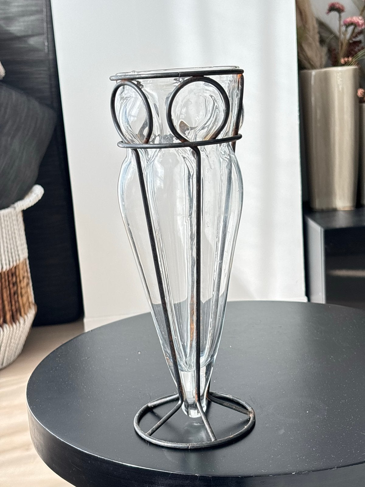 Antieke glazen hand geblazen vaas met metalen frame, Antiek en Kunst, Ophalen of Verzenden