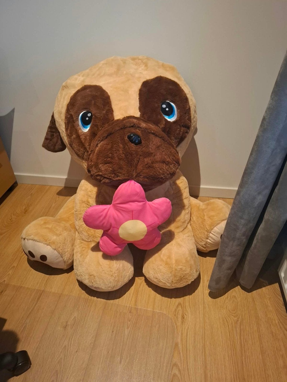Grote knuffel hond met bloem - Zo goed als nieuw, Ophalen, Hond, Zo goed als nieuw, Middelgroot (20 tot 80 cm)