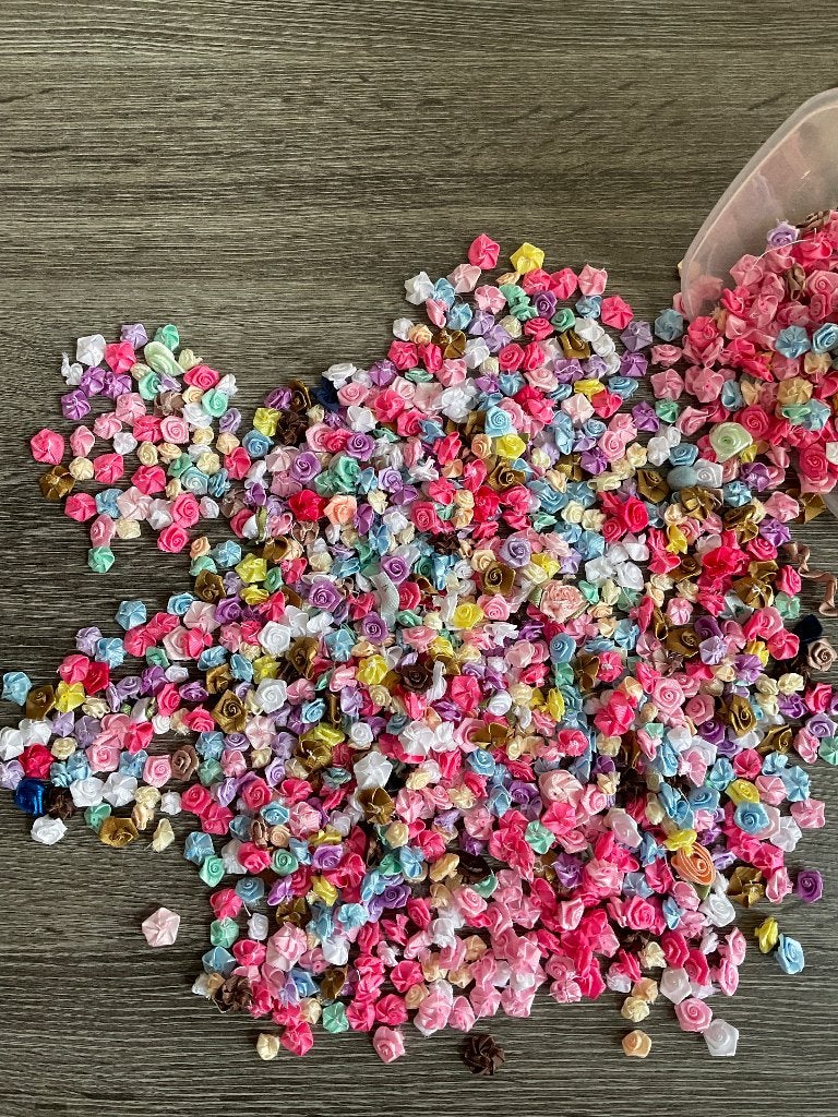 Aanbieding 50  kleine  satijn roosjes voor € 3,50, Verzenden, Nieuw, Applicatie