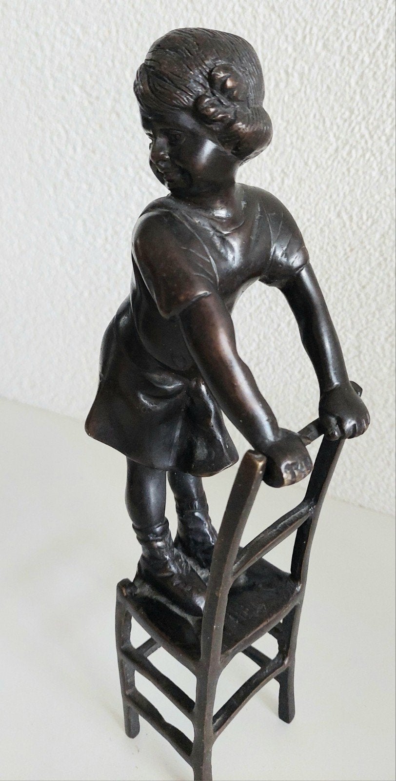 Vintage Beeld "Meisje op Stoel" naar Juan Clara, 29cm, Antiek en Kunst, Ophalen of Verzenden, 20 - 50 cm, Beeld, Bruin