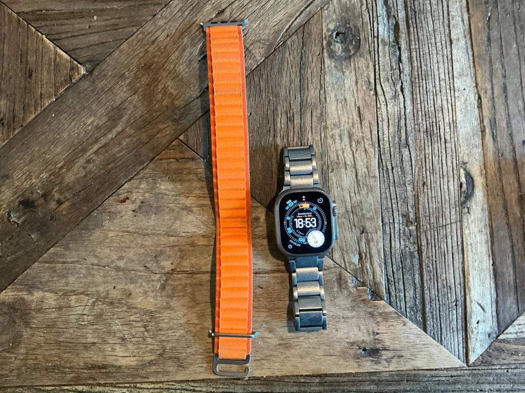 Apple Watch Ultra met twee bandjes, Afstand, IOS, Ophalen of Verzenden, Zo goed als nieuw