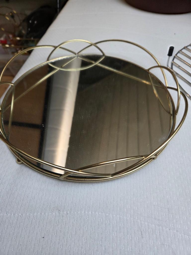 Gouden spiegel dienblad met sierlijke rand, Ophalen of Verzenden, Gebruikt, Rond, Metaal