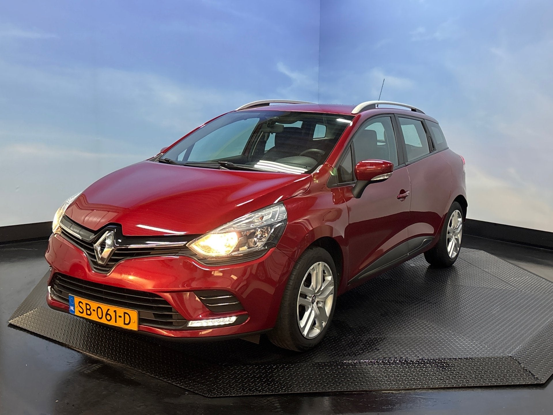 Renault Clio Estate 0.9 TCe Zen Navi, Trekhaak, Media, Voorwielaandrijving, 898 cc, Gebruikt, 580 kg