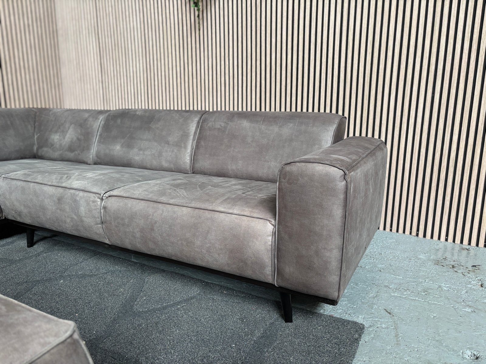 GRATIS LEVERING Hoekbank + Poef Microleder 280X215 GEREINIGD, 250 tot 300 cm, Microleder, Hoekbank, Ophalen of Verzenden