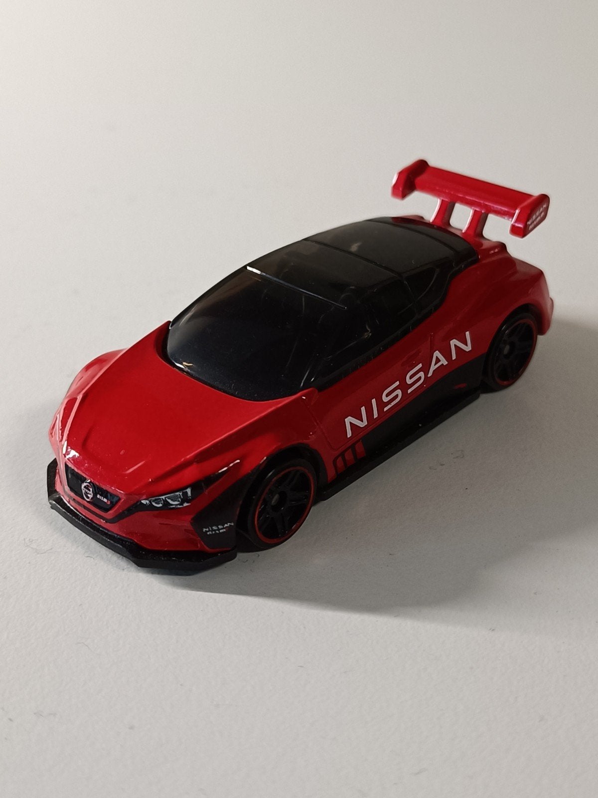 Hot Wheels Nissan Leaf Nismo RC_02 - Rood, Ophalen of Verzenden, Zo goed als nieuw, Auto